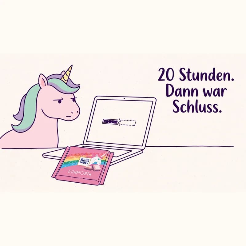 Die rosa Ritter-Sport-Einhorn-Tafel von 2016 liegt vor einem gezeichneten Laptop mit rotem Fehlerbildschirm; darüber steht der handgeletterte Schriftzug „20 Stunden. Dann war Schluss.“.