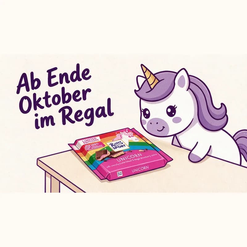 Die pinke Ritter-Sport-Unicorn-Tafel liegt auf einem gezeichneten Holztisch, Yumi schaut von rechts darauf; über der Szene steht der handgeletterte Schriftzug „Ab Ende Oktober im Regal“.