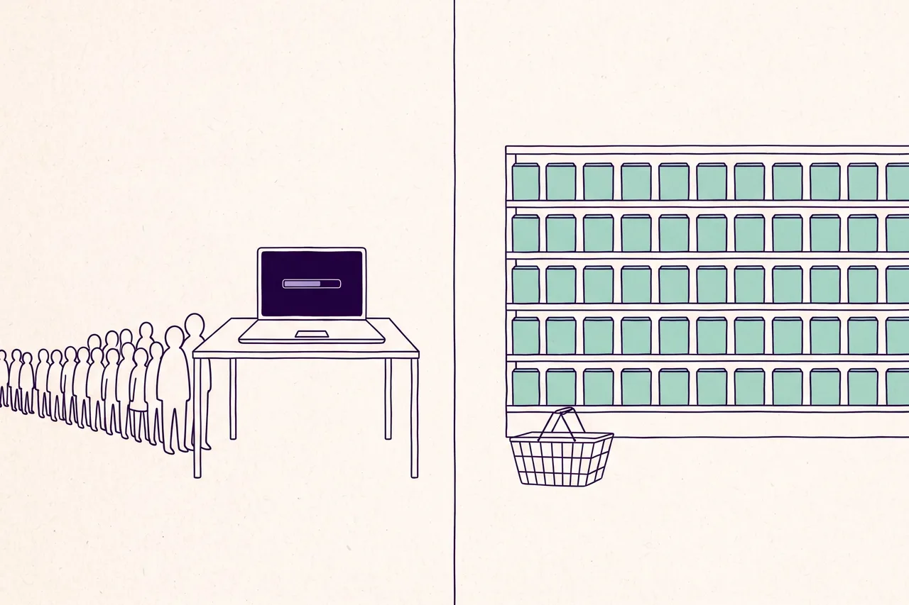 Zweigeteiltes Bild: links ein überlasteter Laptop mit langer Warteschlange davor, rechts ein volles Supermarktregal mit vielen Tafeln.